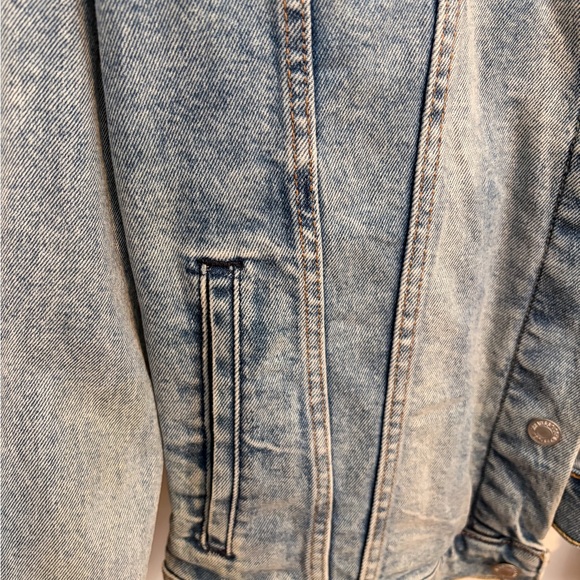 Levi's Classic Blue Denim Trucker Jacket - Picture 8 of 13